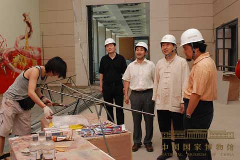 2009年8月，我馆吕章申馆长、黄振春书记、都海江副馆长在展陈现场视察布展情况。