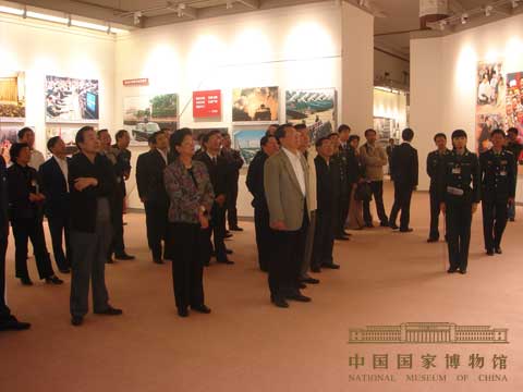 2007年10月9日晚，李长春等中央领导同志来到《复兴之路》大型主题展览现场，认真听取展览筹备领导小组的汇报，仔细审看了全部展览，并对展览工作做了重要指示。