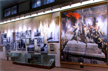 军博展出的解放战争的一段展墙，包括文物展柜和油画作品 《攻占总统府》