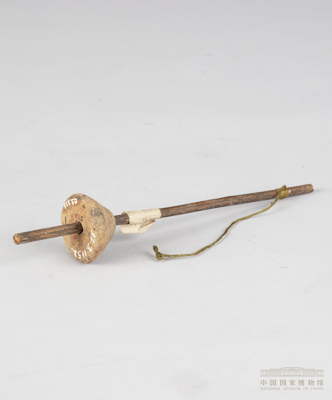 <p>新石器时代<br>直径4.3厘米，长23厘米<br>中国国家博物馆藏</p>