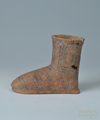 <p>新石器时代 辛店文化<br>高11.4厘米，口径6.8厘米，底长14.3厘米，靴面厚5厘米<br>1989年青海省乐都县柳湾墓地出土<br>青海省博物馆藏</p>