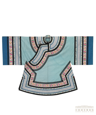 <p>清<br>身长97.5厘米，通袖长143厘米，袖口宽46厘米，下摆宽93厘米<br>中国国家博物馆藏</p>